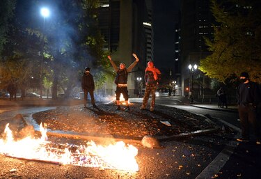 Manifestantes queman banderas en Portland en tensa noche electoral