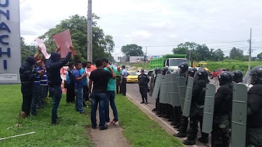 Estudiantes de la Unachi protestan en la vía Interamericana para rechazar proyecto Barro Blanco