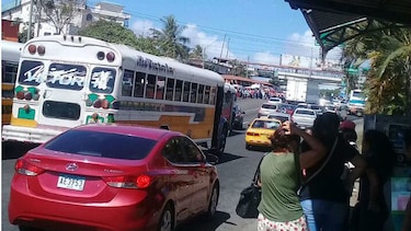 Docentes y padres de familia cierran vía Panamericana en Arraiján