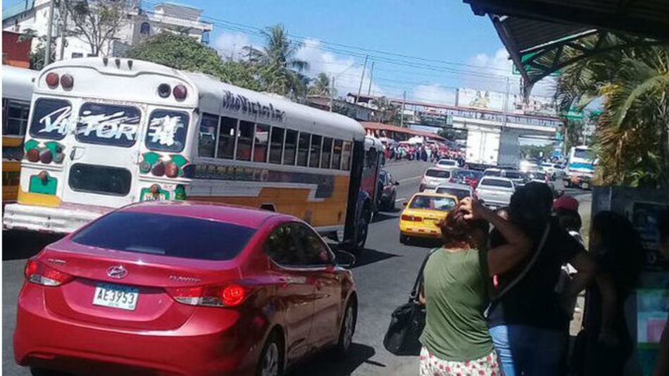 Docentes y padres de familia cierran vía Panamericana en Arraiján