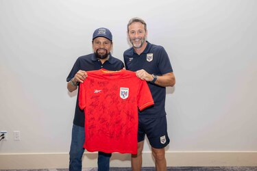 Roberto Durán visita a la selección de Panamá horas antes de su debut contra Uruguay
