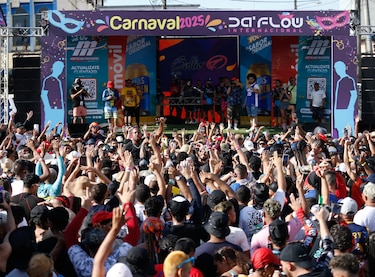 Carnaval en Santiago: sol, agua y música marcan la tercera jornada de fiesta