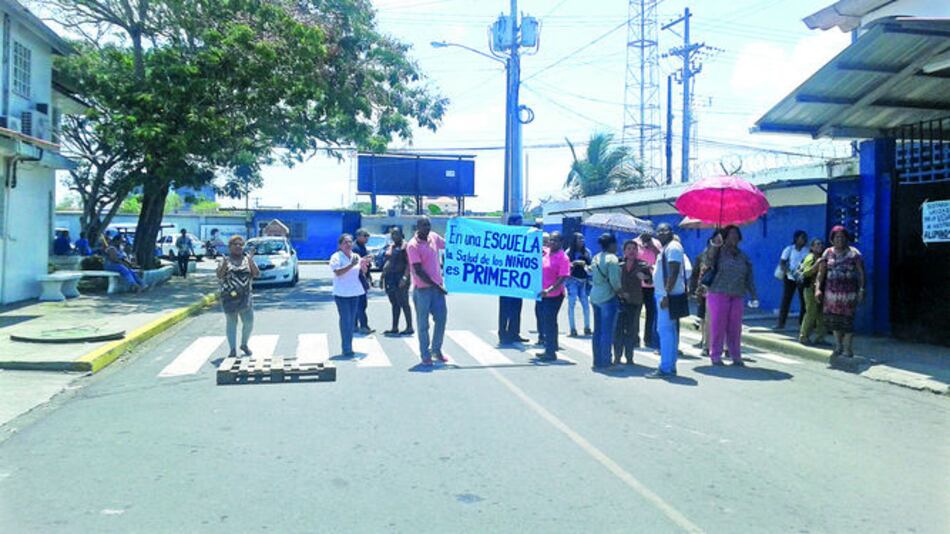 Paralizan labores en escuela de Colón