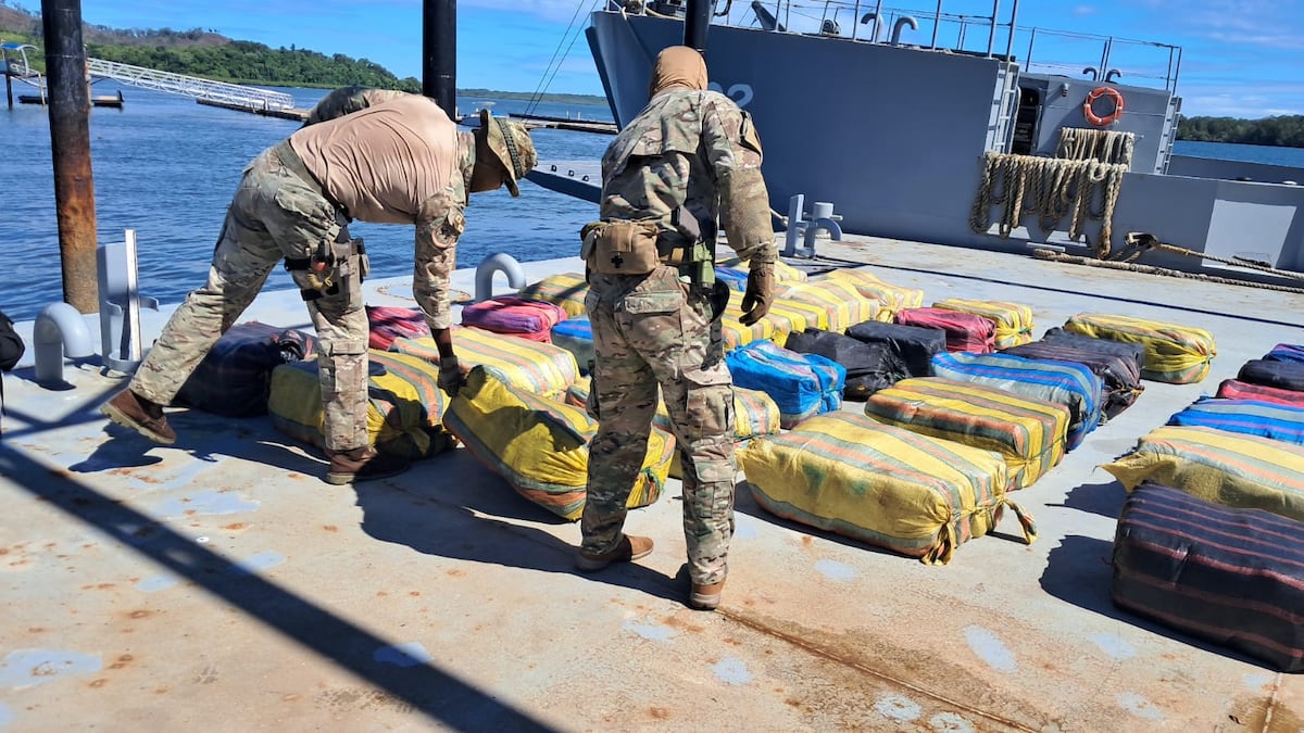 Decomisan 1,790 paquetes de droga en aguas de Veraguas