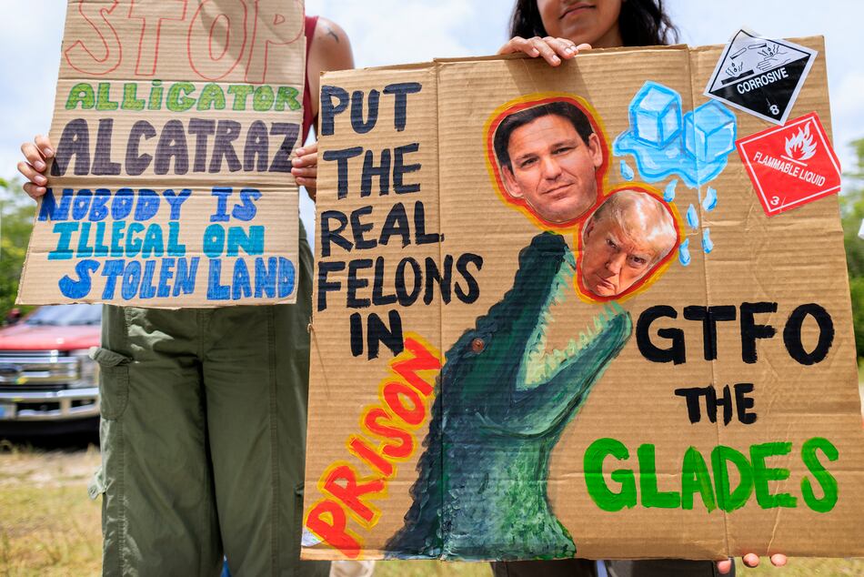 Masiva protesta contra cárcel migratoria ‘Alligator Alcatraz’ en vísperas de su apertura