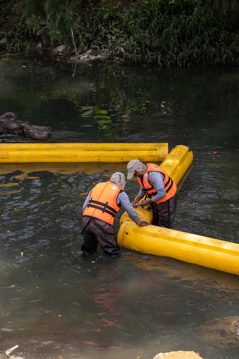 El río Abajo estrena barrera flotante para frenar contaminación plástica rumbo al mar