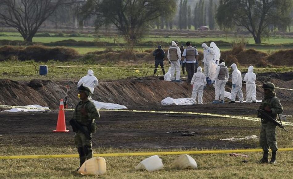 Buscan a desaparecidos tras estallido de oleoducto en México