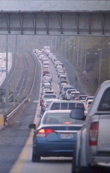 Un muerto y dos heridos en accidente entre bus y vehículo sedán
