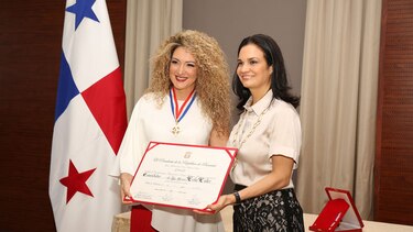 Erika Ender recibe la condecoración Belisario Porras