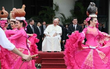 Papa Francisco inicia visita a Paraguay