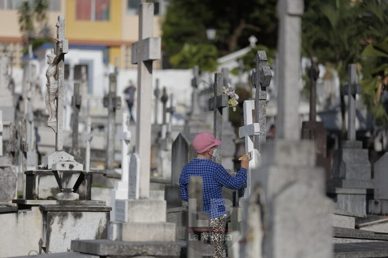 Rinden honores a los próceres de la Patria y a los fallecidos por Covid-19