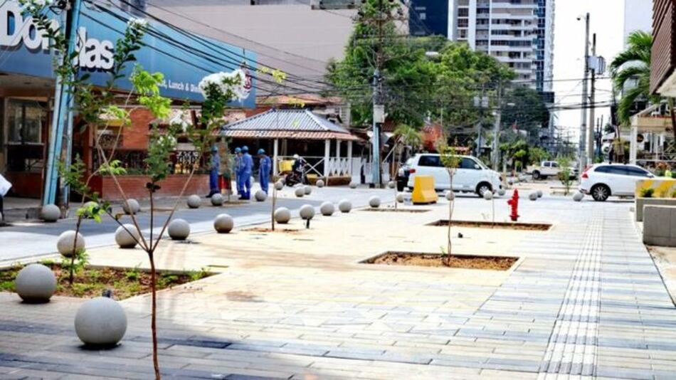 Remueven de forma temporal los bolardos de calle Uruguay y evalúan opción