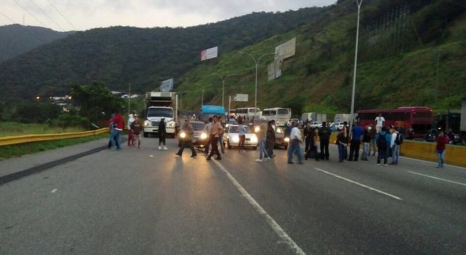 Guardia Bolivariana cierra un acceso a la ciudad de Caracas