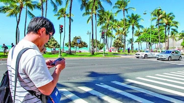 Multas a quienes crucen calles usando celulares