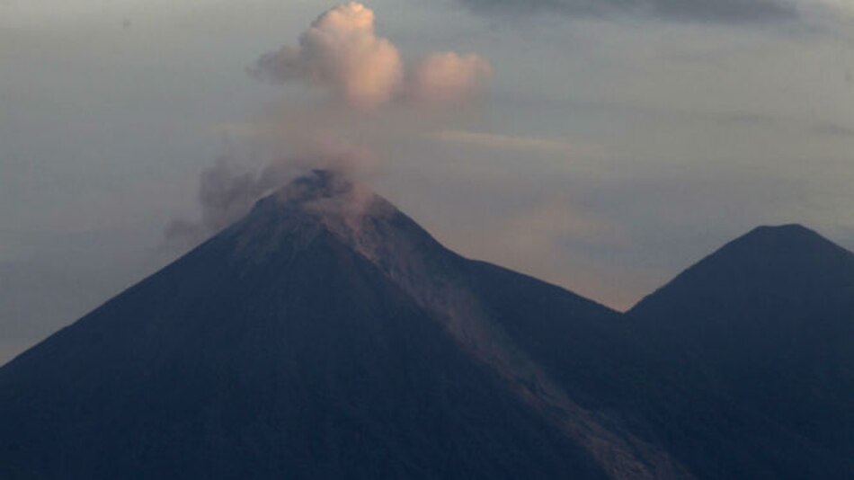 Guatemala: volcán registra entre 8 y 10 explosiones por hora