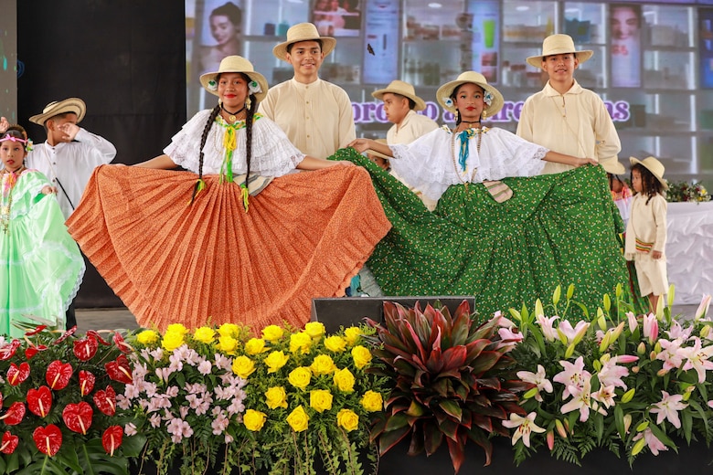 Un viaje por el color y el aroma de las flores que adornan las calles de Volcán