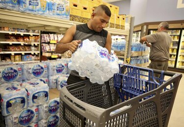 Texas y Luisiana se preparan para la llegada de huracán Harvey