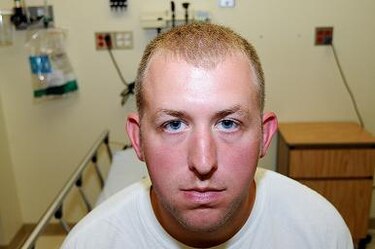 Renuncia policía que mató a adolescente en Ferguson