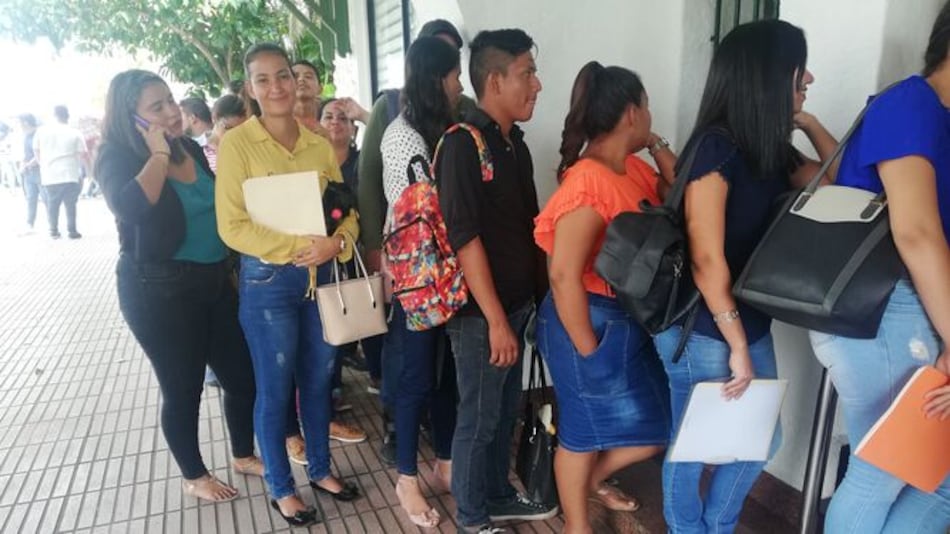 Chiriquí: jóvenes acuden a convocatoria de feria de empleo por apertura de cine