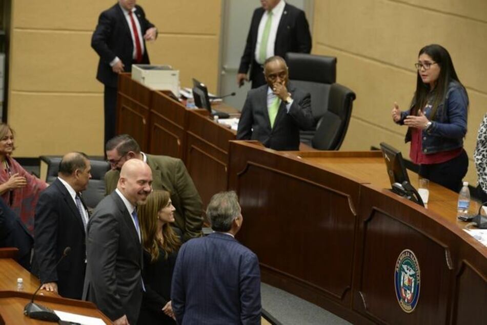 Cruce de palabras entre ministro Rolando Mirones y diputada Zulay Rodríguez en el pleno