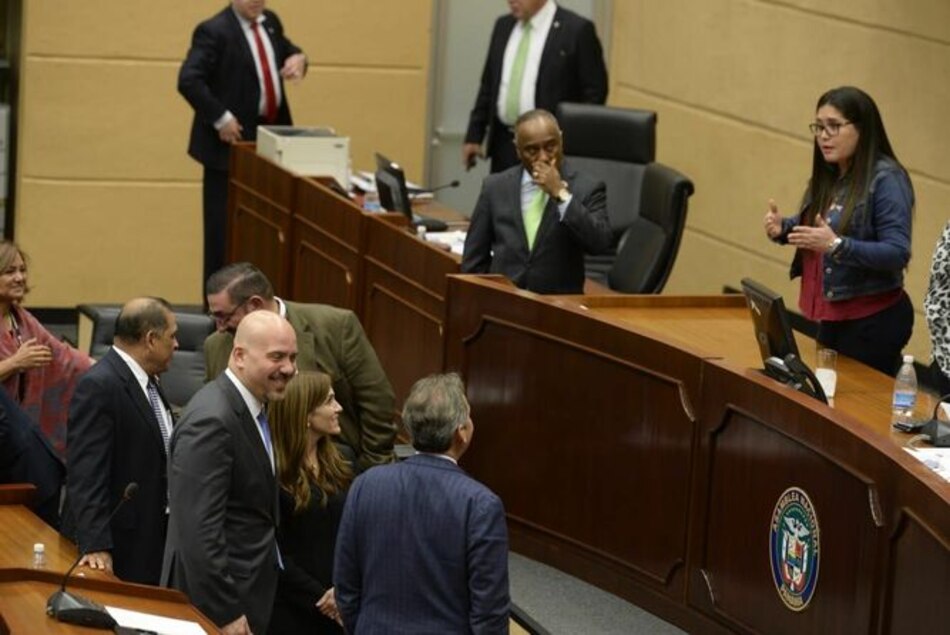 Cruce de palabras entre ministro Rolando Mirones y diputada Zulay Rodríguez en el pleno
