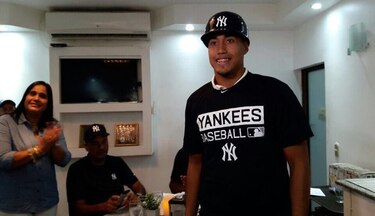 Receptor panameño Juan Diego Crisp firma con la organización de los Yankees
