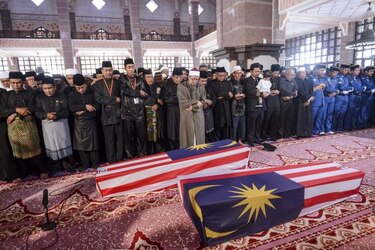 Llegan a Malasia restos de víctimas del vuelo MH17