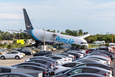 El avión de Amazon que se estrelló en Miami chocó con una furgoneta con siete pasajeros
