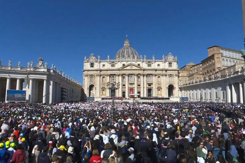 ‘Adiós, padre’, los fieles brindan una despedida solemne y sentida al papa Francisco
