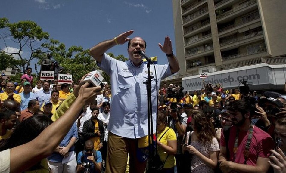 Líder opositor venezolano pide a la banca que aísle a Maduro