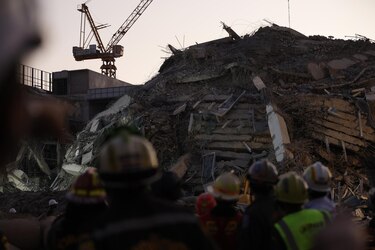 Pánico en Bangkok: Un edificio colapsa tras sismo y deja más de 80 atrapados