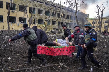 La foto del bombardeo ruso al hospital de maternidad en Mariúpol ganó el World Press Photo