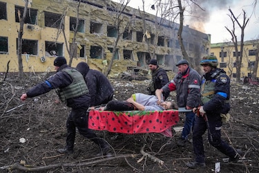 La foto del bombardeo ruso al hospital de maternidad en Mariúpol ganó el World Press Photo