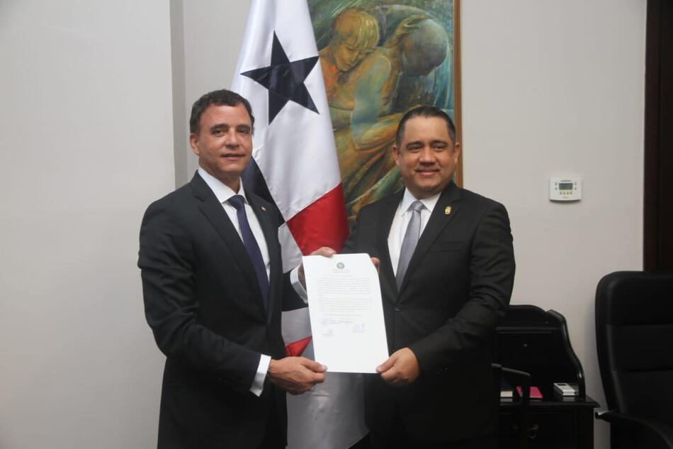 Esposa del diputado Roberto Ábrego también fue nombrada por Solís en la Contraloría