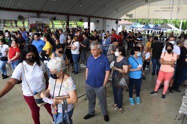 Cientos de personas acuden a vacunarse en el Parque Omar; este sábado continúa la jornada