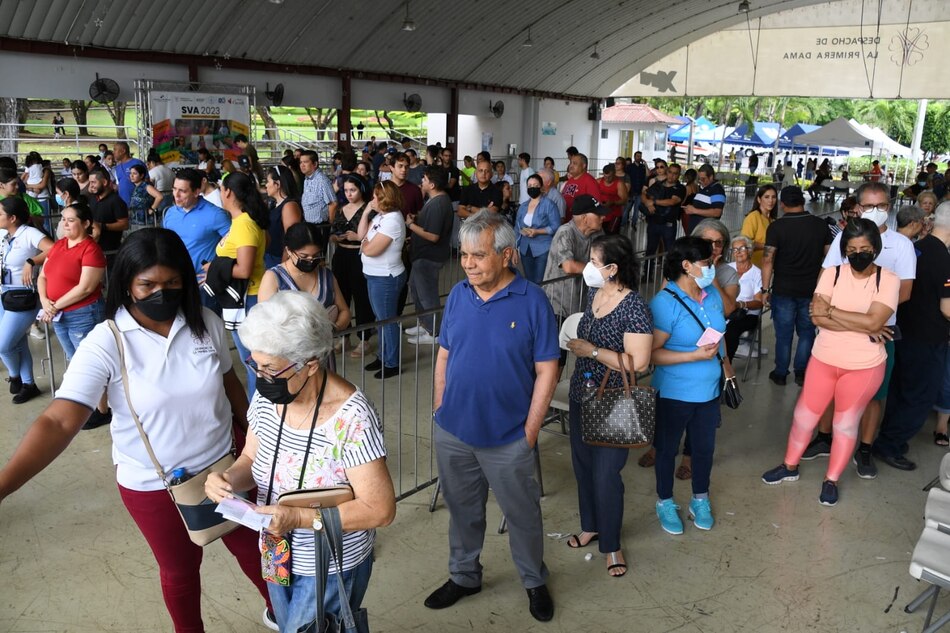 Cientos de personas acuden a vacunarse en el Parque Omar; este sábado continúa la jornada