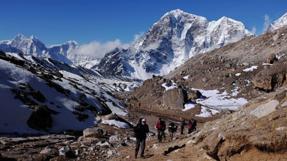 Los 'doctores del hielo' de Nepal vuelven al Everest tras la avalancha de abril