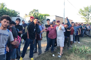 Caravana de migrantes con destino a Estados Unidos busca entrar en bloque a México
