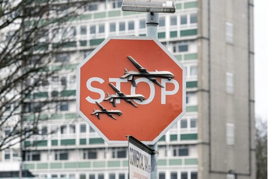 Un hombre se lleva la nueva obra de Banksy en Londres tras confirmar el artista su autoría