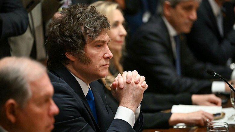 ‘Si pierde, no vamos a ser tan generosos con Argentina’: Trump refuerza su respaldo electoral a Milei