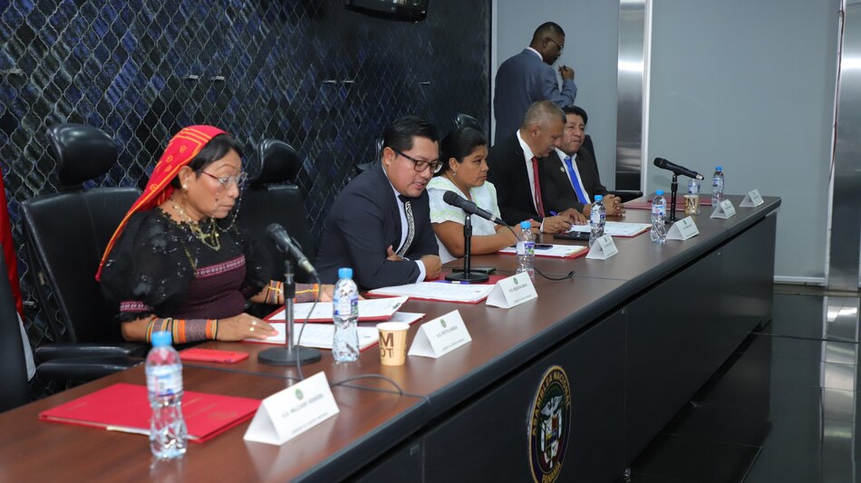 Los diputados del PRD Arquesio Arias y Petita Ayarza no podrán hacer política ni actividades comerciales en Guna Yala