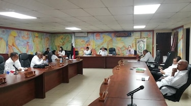Concejales santeños advierten del avanzado deterioro del edificio que ocupan