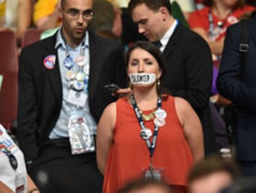 Bernie Sanders apoya candidatura de Hillary Clinton con llamado a la unión del partido