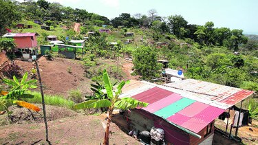 Hoy prosigue desalojo de familias en cerro Galera