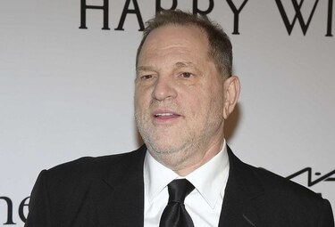El magnate Harvey Weinstein, acusado de acoso sexual, toma licencia