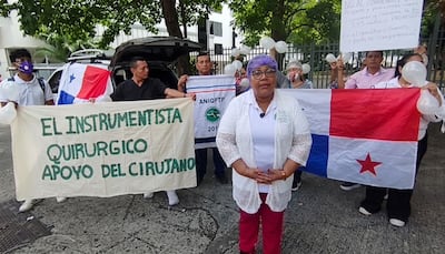 Instrumentadores quirúrgicos marchan en rechazo a convenio que los obliga a convertirse en técnicos de enfermería