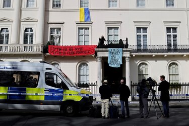 Manifestantes ocupan mansión vinculada a magnate ruso en Londres
