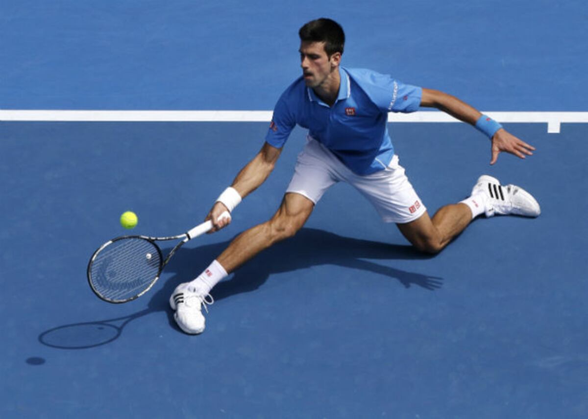 Djokovic abruma y Serena gana