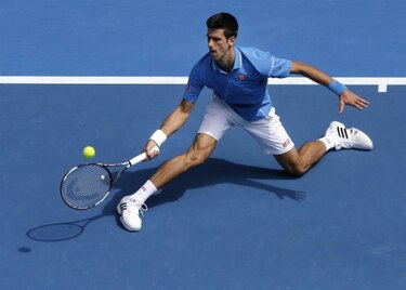 Djokovic abruma y Serena gana