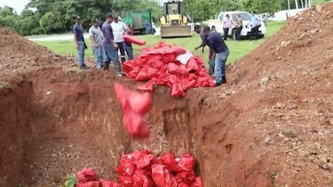 Así entierra la Alcaldía de Panamá a los muertos que nadie reclama